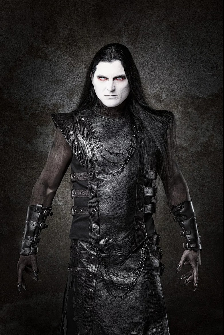 Askeroth – Sänger von Nachtblut, mit schwarzem Corpsepaint und langen dunklen Haaren